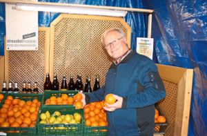 Richard Strauß verkauft auf dem Sternenhof in Oberkirnach Orangen und Zitronen, aber auch Gewürze und Gemüse. Doch in dieser Woche ist der Busfahrer unterwegs an die ukrainische Grenze. Er holt Waisenkinder aus der Partnerstadt Furtwangens in den Schwarzwald. Foto: Felicitas Schück
