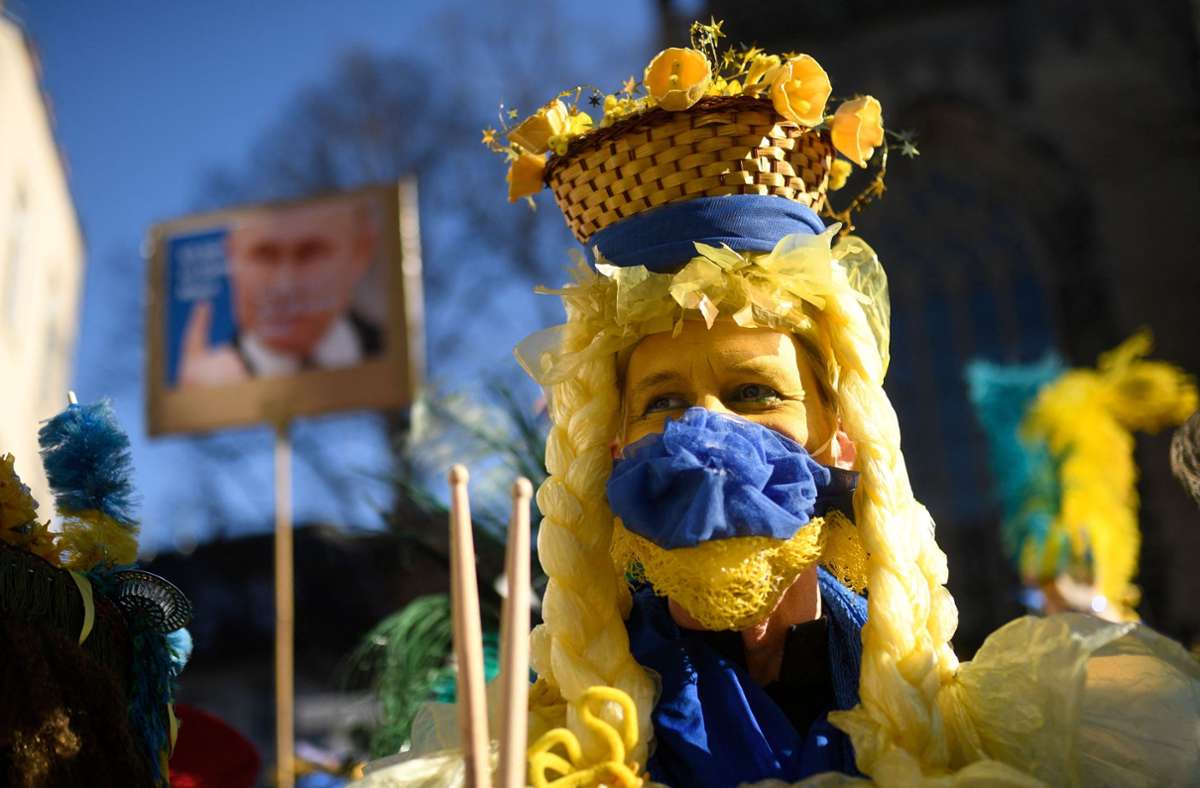 Karnevalistinnen und Karnevalisten zeigen sich in Köln solidarisch mit der Ukraine. Foto: AFP/INA FASSBENDER
