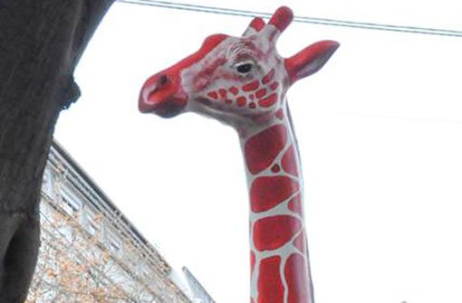 Diese Giraffe haben sich Unbekannte unter den Nagel gerissen. Foto: Polizei Stuttgart/Karin Ait Atmane