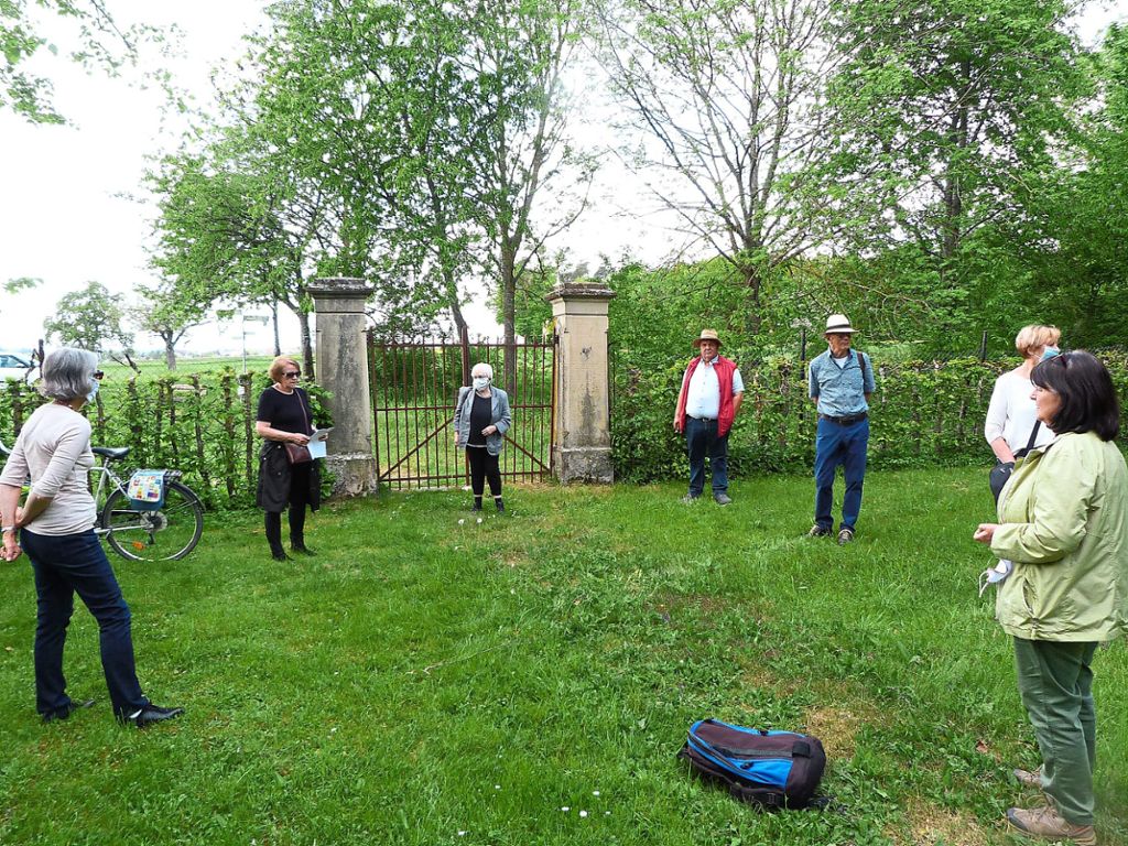 Anna Ohnweiler informierte die Teilnehmer über die Geschichte der Baisinger Juden und des jüdischen Friedhofs. Foto: Schwarzwälder Bote