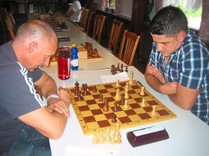 Edin Bihorac (rechts) genügte in der Schlussrunde gegen Boris Litfin aus Emmendingen  ein Remis zum Gruppensieg. Foto: Schwarzwälder-Bote