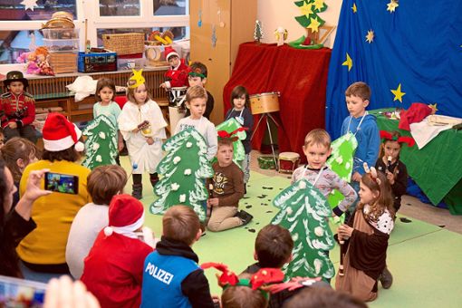 Die Kindergartenkinder eröffnen die fröhliche Weihnachtsfeier.  Die Tiere im Winterwald musizieren und tanzen und warten gespannt  auf die Weihnachtswichtel.  Foto: Weis Foto: Schwarzwälder Bote