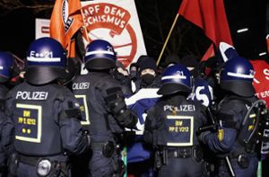 Einsatzkräfte der Polizei stellen sich am Wartberg Demonstranten entgegen, die sich dort zum Jahrestag der Bombardierung im Zweiten Weltkrieg versammelt hatten. Foto: dpa/Uwe Anspach