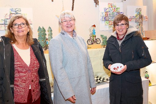 Freuen sich auf die Adventsausstellung am Wochenende (von links) : Karin Haf, Renate Jentzsch und die Glaskünstlerin Vroni Eichlinger aus Deißlingen. Foto: Bieberstein Foto: Schwarzwälder-Bote