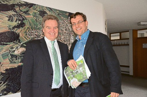 Umweltminister Franz Untersteller (links) unterstützt den Landtagskandidaten  Johannes Schwarz (Grüne) im Wahlkampf. Foto: Bausch Foto: Schwarzwälder-Bote