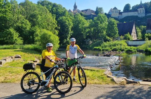Sonja und Bernhard Bühl  aus Zimmern sind leidenschaftliche Radfahrer. Ihr Touren-Tipp führt auch durch die malerische Au am Neckar  in Rottweil – mit einem herrlichen und vielen ganz unbekannten Blick auf die Rottweiler Kulisse. Foto: Otto
