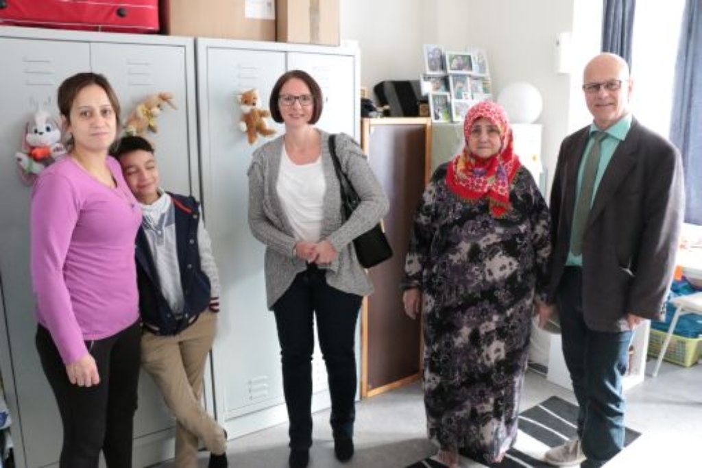 Die Landestagsabgeordnete Sandra Boser (Mitte) besuchte die Familie Hassan aus Syrien in ihrem Zimmer im Flüchtlingsheim. 34 Familien leben in den beiden Gebäuden in der Geroldsecker Vorstadt. Dazu kommen 60 alleinstehende Männer. Foto: Kuhr
