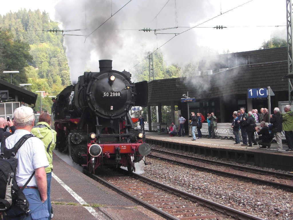 Der Star schlechthin – im Bahnhof Triberg wie  auf der Strecke: die alte Dampflok der Eisenbahnfreunde Zollernbahn aus Rottweil. Foto: Fehrenbach