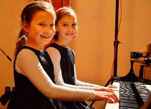 Fast 300 Nachwuchsmusiker nahmen am Regionalwettbewerb Jugend musiziert teil. Unser Bild zeigt Chiara Passow (links) und Claudia Peter beim Preisträgerkonzert in Calw. Foto: Schwarzwälder-Bote