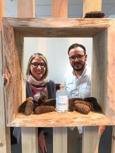 Christopher Müller präsentiert mit Stefanie Dickgiesser den neuen Enztal-Gin.Foto: Touristik Foto: Schwarzwälder Bote