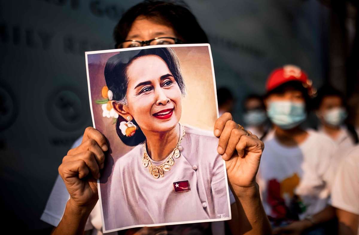 Millionen demonstrieren für die Anerkennung der Wahl vom November, die Aung San Suu Kyi Foto: AFP