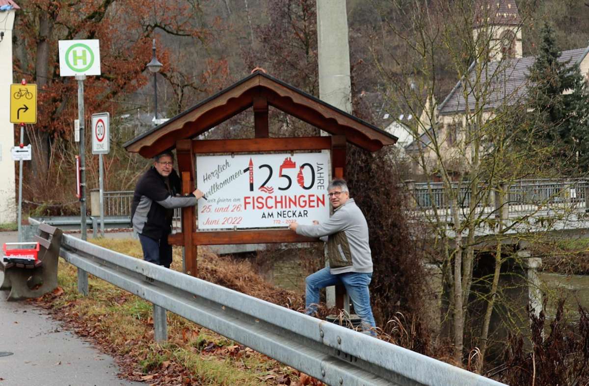 Am Silvestermorgen montieren Fischingens Ortsvorsteher Jürgen Huber (links) und sein Stellvertreter Thomas Deuringer die neuen Begrüßungstafeln am Ortseingang. Foto: Schwind