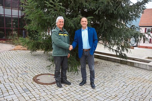 Ebhausens Bürgermeister Volker Schuler (rechts) heißt Markus Schäfer bei der Gemeinde  willkommen. Foto: Gemeinde Ebhausen Foto: Schwarzwälder Bote