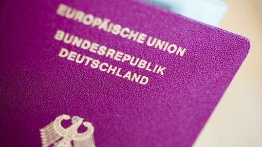 Eine Einbürgerung soll nach fünf statt bisher acht Jahren Aufenthalt in Deutschland möglich werden. Foto: dpa/Rolf Vennenbernd