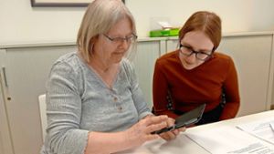 Schüler schulen  Senioren an  den Smartphones
