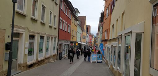 In der Marktstraße in der Rottenburger Altstadt haben zwei bislang unbekannte Täter am Montagabend einen Paketshop überfallen. Foto: Begemann