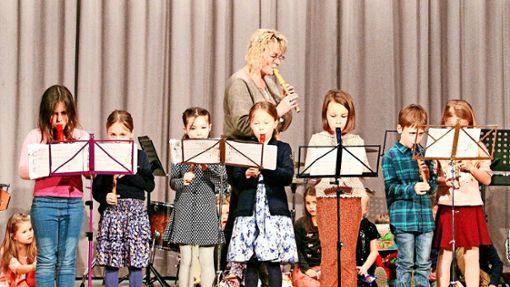 Die Blockflötengruppe der Grundschule präsentierte auf der Bühne Lieder wie „Hänschen klein“ und „Die Vogelhochzeit“. Foto: Jörg Wahl
