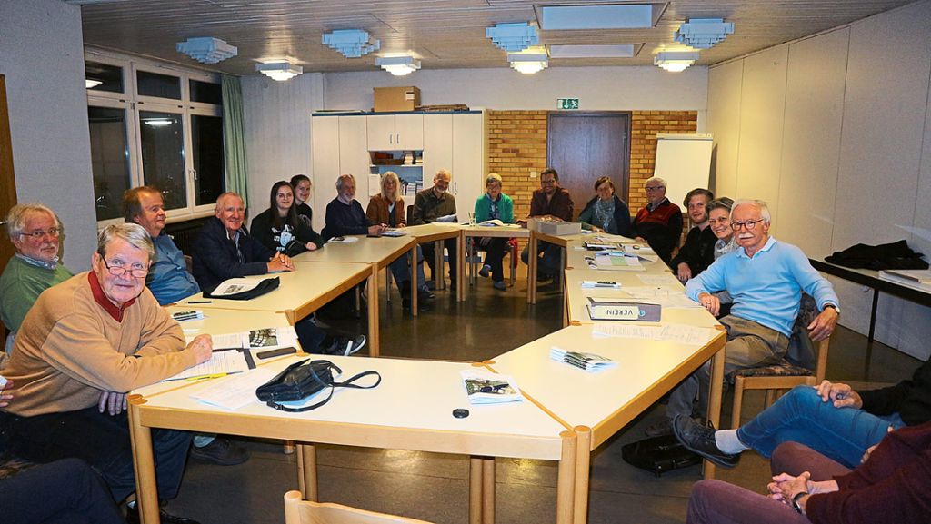 Der Vorstandsvorsitzende Friedrich Engelke (rechts) und  zahlreiche Mitglieder des Vereins Pro Stolpersteine VS beraten über  die künftigen Aktivitäten. Foto: Zährl Foto: Schwarzwälder Bote