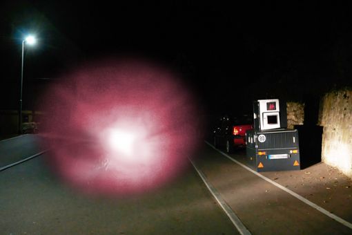Blitz in der Nacht: Der Horber Blitzeranhänger im Einsatz. (Fotomontage)  Foto: Lück