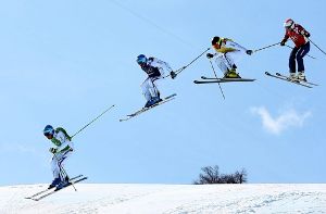 Fliegen dem Ziel entgegen: Die Skicrosser Jean Frédéric Chapuis, Arnaud Bovolenta, Jonathan Midol (alle Frankreich) und Brady Leman (Kanada/v. li.) im olympischen Finale Foto: EPA