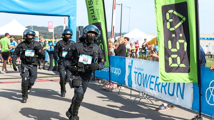 Towerrun: 1000 Läufer rennen durch Testturm