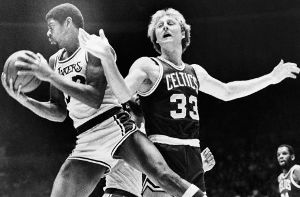 Der Anfang einer Legende: Magic Johnson (li.) von den Los Angeles Lakers gegen Larry Bird von den Boston Celtics - 1979 trafen die beiden Superstars das erste Mal aufeinander. Aus den großen...  Foto: AP