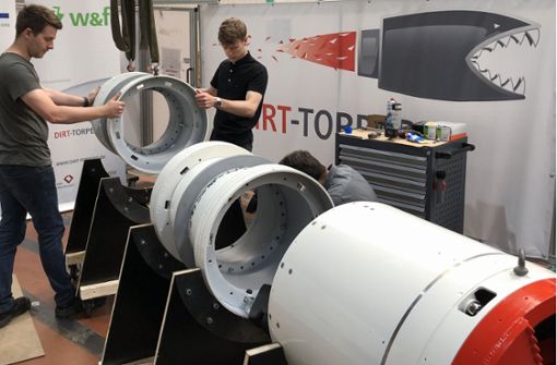 Zwei Studenten des Teams „Dirt Torpedo“ setzen in der Werkshalle die Komponenten für die neue Tunnelbohrmaschine zusammen. Foto: dpa