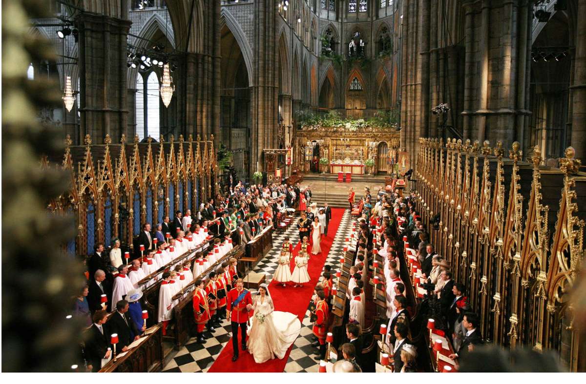 Rund 1900 geladene Gäste erlebten die Trauung von Prinz William und Kate Middleton am 29.4.2011  live in Westminster Abbey mit, darunter das Ehepaar Beckham, der britische Premierminister David Cameron, aber auch Mitglieder internationaler Königshäuser. Foto: AFP/DAVE THOMPSON