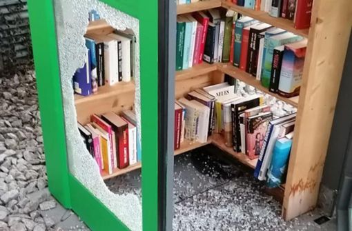 Die Bücher-Telefonzelle des Vereins Aktiv für Salzstetten wurde beschädigt. Foto: Hassel