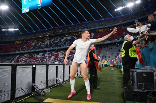 Stürmer Andrea Belotti wirft nach dem EM-Viertelfinalspiel der Italiener gegen Belgien seine Hose in das Publikum. Foto: AFP/Matthias Hangst