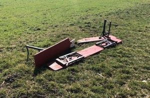 Eine Sitzbank wurde in zwei Teile zerbrochen und auf einem Feld in der Nähe der Holzhauser Linde abgestellt. Foto: Polizei