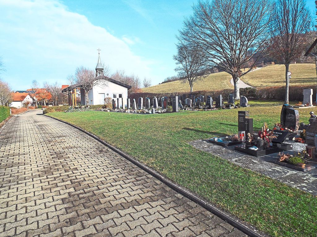 Auf dem Schörzinger Friedhof wird ein  neues Urnengrabfeld mit rund 80 Gräbern angelegt. Archiv-Fotos: Visel