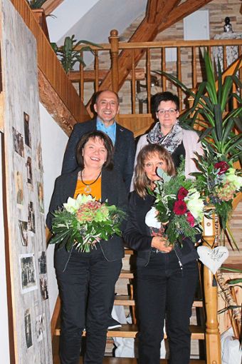 Die Jubilarinnen Anita Dietzel, Viktoria Renner (vorne von links) und  Viola Feith  mit Holger Müller Foto: Müller Foto: Schwarzwälder Bote
