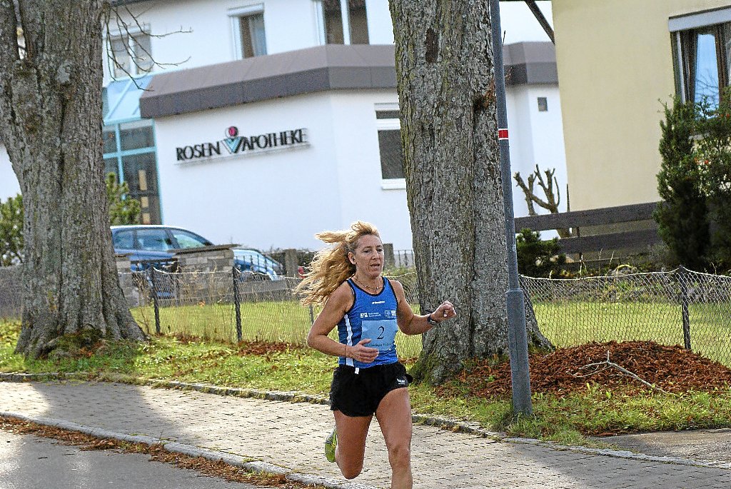 Startschuss: Um 10.33 Uhr machte sich die Läuferschar in Geislingen auf den 10,5 Kilometer langen Weg. Fotos: Tobias Flaig