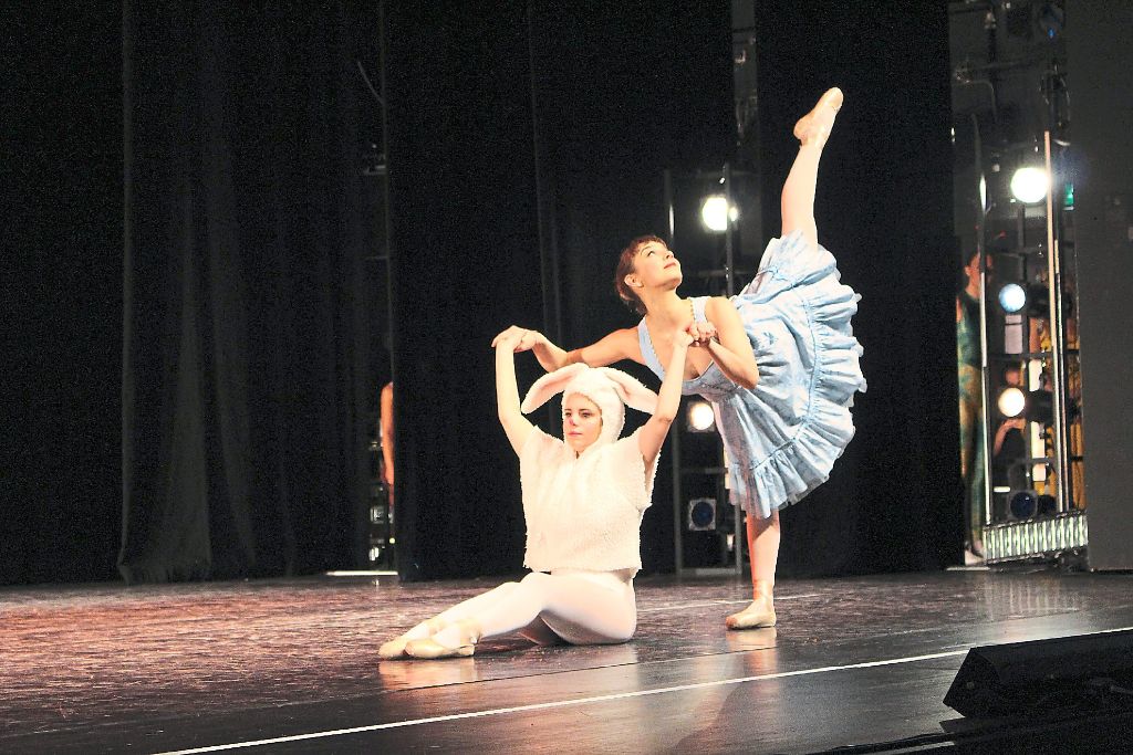 140 Tänzerinnen entführen das Publikum ins Wunderland.  Fotos: Neß