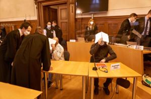 Die Angeklagten Iyad B. (links) und Omran A. sitzen an den Tischen im Gerichtssaal des Landgerichts Rottweil. Foto: Lück