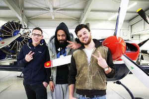 Prominenter Besuch auf dem Degerfeld: Rapper Samy Deluxe (Mitte) ließ sich von Philipp Hüfner (links) und Frank Heinz »scharfe« Flugzeuge zeigen. Foto: Schick