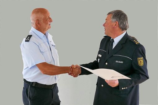 Der Leitende Polizeidirektor Ralf Thimm (rechts) verabschiedet Polizeihauptkommissar Michael Litterst. Foto: Polizei Foto: Schwarzwälder Bote
