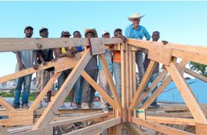 Franz Groll mit seinem Bautrupp auf der neu errichteten Nagelbinderkonstruktion für eine Holzwerkstatt. Der Gechinger war mehrfach als Entwicklungshelfer in Haiti im Einsatz. Foto: »Pro Haiti«