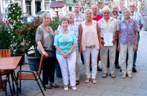 Der Vorstand des VdK Rottweil mit Gertrud Hermle (Fünfte von links) und Mitgliedern, die seit 40 Jahren dabei sind. Foto: VdK Foto: Schwarzwälder-Bote