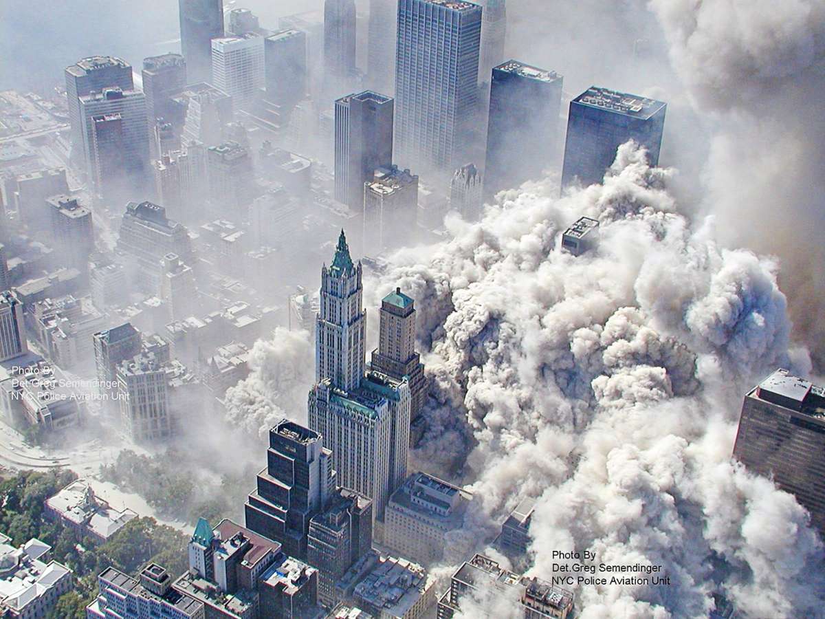 Rauch und Staub steigen in Manhattan nach den Terroranschlägen auf das World Trade Center in New York auf.