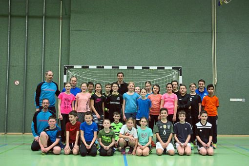 Begeistert war der Handball-Nachwuchs der JSG Oberes Kinzigtal vom Training mit Jona Schoch (hinten, Mitte).  Foto: JSG Foto: Schwarzwälder Bote