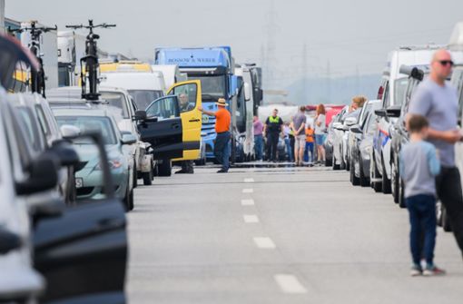 Verkehrsteilnehmer stehen im Stau und bilden eine Rettungsgasse nach einem LKW-Unfall auf der Autobahn A7 im Autobahnkreuz Hannover-Ost  (Archivild). Foto: dpa/Julian Stratenschulte