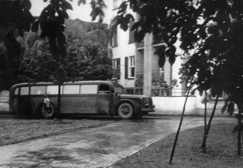 Einer der grauen Busse, heimlich aufgenommen vor der Diakonie Stetten i.R. im Jahr 1940. Foto: Bildarchiv Gedenkstätte Grafeneck Foto: Schwarzwälder-Bote