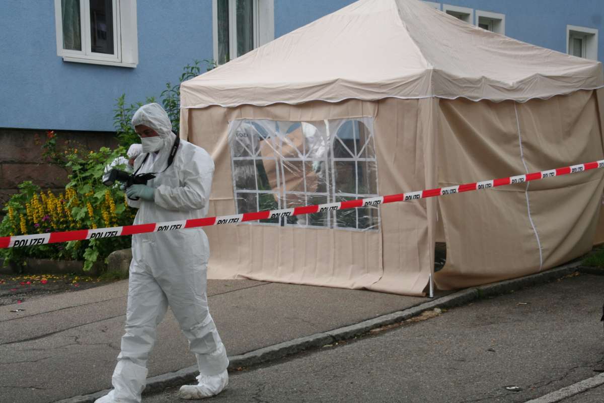 Kriminalpolizisten und -techniker sichern die Spuren am Fundort des Leichnams in derBahnhofstraße in Freudenstadt.