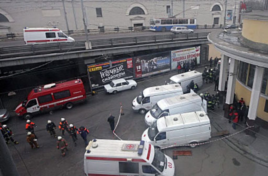 Nach dem Anschlag: Rettungswagen vor der U-Bahn-Station Park Kultury in Moskau Foto:  Foto: dpa