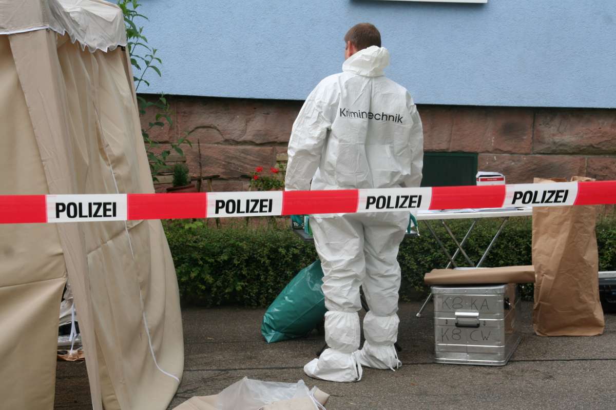 Kriminalpolizisten und -techniker sichern die Spuren am Fundort des Leichnams in derBahnhofstraße in Freudenstadt.