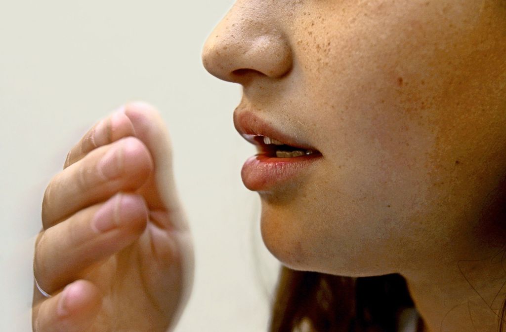 Es ist laut Experten  schwierig, Mundgeruch selbst zu beurteilen, da man sich an eigene Gerüche gewöhnt. Foto: dpa