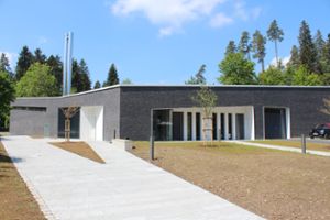 Das neue Krematorium wirkt modern und doch pietätvoll dezent im Bereich des Schwenninger Waldfriedhofs. Foto: Pohl