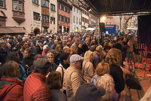 Warmlaufen für die große Sause: Vor dem Alten Rathaus feiert das Publikum am Montagabend schon ein bisschen vor. Foto: Schnekenburger